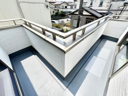�o���R�j�[�@�������R�������`Balcony�`�@�傫�ȋ�Ɉ͂܂ꂽ�C�����̂����ƁB�o���R�j�[��`�������ň��|�I�ȊJ�����ɕ�܂�܂��B�o���R�j�[�͗z���������݂��z�c����󕨂��C�����悭�������Ƃ��ł��܂��B
