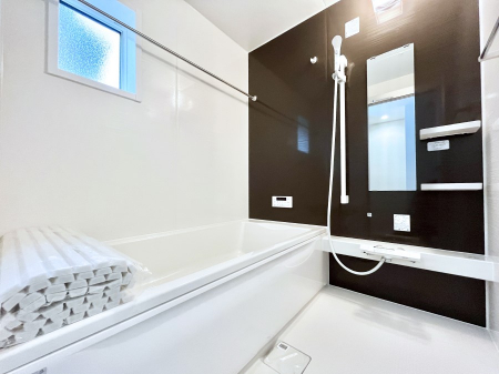 �����@������2�������`Bath Room�`�@���t���̃o�X���[���́A�̌������薾�邭�C�����̗ǂ���Ԃł��B�������邱�ƂŁA���C�����ǍD�B������芰����o�X���[���ŁA�����̃o�X�^�C�����y���݂ɂȂ肻���ł��B