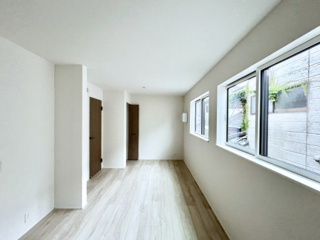 �q�������@������2�������`Bed Room�`�@���q�l�̐����ɍ��킹�ďZ�܂��̃��C�A�E�g���ς��܂��B�v�t���̃v���C�o�V�[���d��������A�����ɍ��킹�Ċ���x�b�g��z�u������B���������z���Ă̏Z�܂��I�т���؂ł��B