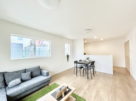 ���r���O�@�����`Living�`�@�O���̗��Ȃ��V���v���ł�������LDK�B�傫�ȑ�������������������ނ̂Ŏ��������邭�A�Ƒ��̌e���̏�Ƃ��ăs�b�^���ł��B�J�����Ɠ�������̗ǂ��𐥔񂲗����������I