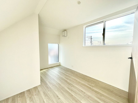 �q�������@�������P�������`Bed Room�`�@�q�������͂��q�l�ɂƂ��đ�Ϗd�Ȗ���������܂��B�q����l�ŉ߂�����Ԃ�^���邱�ƂŁA�h���׋����Ԃ����R�Ƒ����܂����畔���̕Еt����|���Ȃǂ��������ƂɌq����܂��B