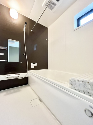 �����@������1�������`Bath Room�`�@�������������͋C�̗����Ŗ����Ɍ����ă��t���b�V���B���������@�\���t���Ă���̂ŗׂ̐���@�u����Ő􂢏オ�������󕨂��A�J�̓����V�C���C�ɂ������������邱�Ƃ��\�ł��B