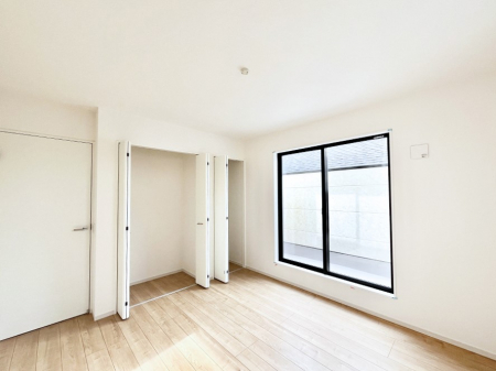 �Q���@������1�������`Bed Room�`  �S�����ɂ͎��[�N���[�[�b�g�������I���i�g���̂��m���⏬���͂������A�G�ߕ��̂��m���Ȃǂ���������Ɛ������ڂ����܂������܂��B  ������Ԃ��L���g�p�ł��܂��ˁB