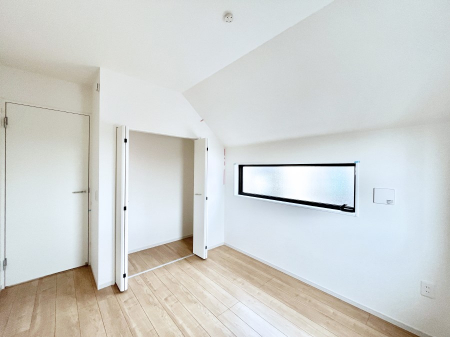 �q�������@������1�������`Bed Room�`�@�q�������͂��q�l�ɂƂ��đ�Ϗd�Ȗ���������܂��B�q����l�ŉ߂�����Ԃ�^���邱�ƂŁA�h���׋����Ԃ����R�Ƒ����܂����畔���̕Еt����|���Ȃǂ��������ƂɌq����܂��B