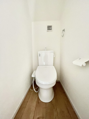 �g�C���@������1�������`Toilet�`�@�Y��E�X�b�L���E���K�ȃE�H�V�����b�g�t�g�C���ł��낰���Ԃł��B�g�C���͖����g�킴��𓾂Ȃ����́B����������ۂ������ł��ˁB�g�C����2��������̂Œ��̍��G���ɕ֗��ł��I