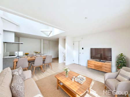 ���r���O�@������1�������`Living�`�@�Ƒ��̉�b��Ί炪�s���������r���O�ł��B�傫�ȃ\�t�@��_�C�j���O�e�[�u���ł������H���������肭�났�����􂻂�Ȗ������������Ԃł��I���Ƌ��CG�ł�