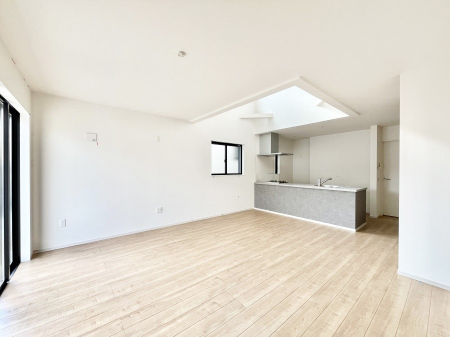 ���r���O�@������1�������`Living�`�@�Ƒ��̐H����c���̂ق��A�q�ǂ���V�΂�����A�F�l���������肷��LDK�͏Z�܂��̒��S�B�����ԉ߂����ꏊ������A���̋�Ԃ͏Z�܂��S�̂̋��S�n�����E���܂��B