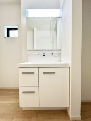 ���ʑ�E���ʏ��@������1�������`Dressing Room�`�@�\���ȑ傫���̐��ʑ�͎��[�����鎖�Ȃ���A�g�����Ȃ݃`�F�b�N�⎕�����ȂǁA���̍Q�����������Ԃł��z�e�����C�N�ȃX�y�[�X�ŗ]�T�Ƃ�Ƃ�������Ē����܂��B