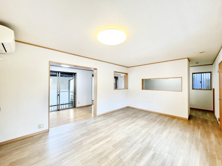 ���r���O�@���邢�z���������A�����̕��͋C�ɖ�������郊�r���O�E�_�C�j���O�B   