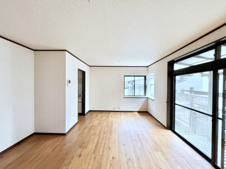 ���r���O�@���邢�z���������A�����̕��͋C�ɖ�������郊�r���O�E�_�C�j���O�B 