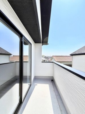 ���̑����ρ@�����`Balcony�`�@�傫�ȋ�Ɉ͂܂ꂽ�C�����̂����ƁB�o���R�j�[��`�������ň��|�I�ȊJ�����ɕ�܂�܂��B�����d�l�ʐ^    