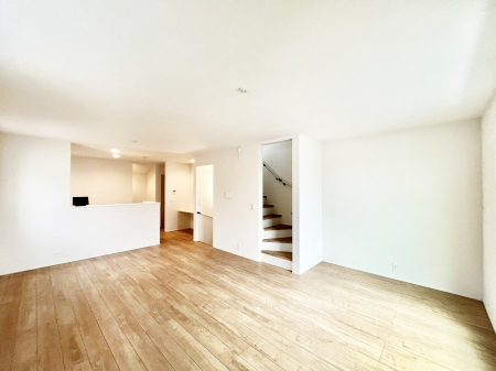 ���r���O�@���r���O�K�i�A������؂ȉƑ��ƃR�~���j�P�[�V�������Ƃ��Ƒ��v���̊Ԏ��