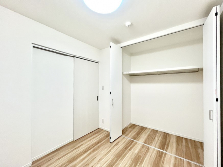�Q���@�����`Bed Room�`�@�S�����Ɏ��[�N���[�[�b�g�������I���i�g���̂��m���⏬���͂������A�G�ߕ��̂��m���Ȃǂ���������Ɛ������ڂ����܂������܂��B������Ԃ����L���g�p�ł��A��������L�����p���������܂�