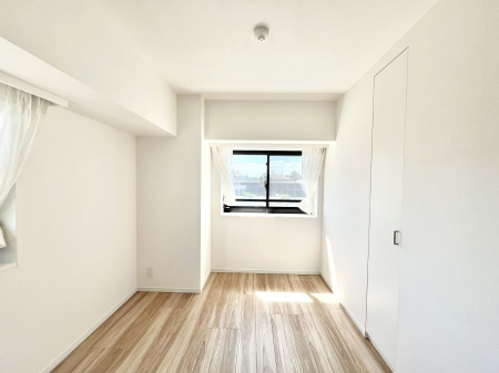 �q�������@�����`Bed Room�`�@�q�������͂��q�l�ɂƂ��đ�Ϗd�Ȗ���������܂��B�q����l�ŉ߂�����Ԃ�^���邱�ƂŁA�h���׋����Ԃ����R�Ƒ����܂����畔���̕Еt����|���Ȃǂ��������ƂɌq����܂��B