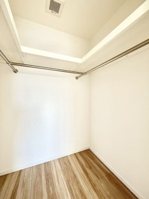 ���̑��@�����`Walk-in Closet�`�@�K�v�Ȃ��̂�R�[�f�B�l�[�g���ꗗ���Ċm�F�ł��A�g�x�x�⏀�����Z���ԂōςރE�H�[�N�C���N���[�[�b�g��ݒu���܂����B�Ƃ̒�����������Ƃ�����֗��Ȏ��[�X�y�[�X�ł��B