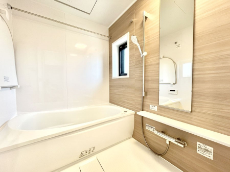 �����@�����`Bath Room�`  ���t���̃o�X���[���́A�̌������薾�邭�C�����̗ǂ���Ԃł��B  �������邱�ƂŁA���C�����ǍD�B  ������芰����o�X���[���ŁA�����̃o�X�^�C�����y���݂ɂȂ肻���ł��B