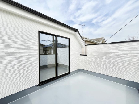 �o���R�j�[�@�����`Balcony�`�@�傫�ȋ�Ɉ͂܂ꂽ�C�����̂����ƁB�o���R�j�[��`�������ň��|�I�ȊJ�����ɕ�܂�܂��B�o���R�j�[�͗z���������݂��z�c����󕨂��C�����悭�������Ƃ��ł��܂��B