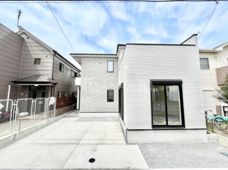 ���n�O�ώʐ^�@�O�ρ`Exterior�`  �ՐÂȏZ��n�Ŏq��ĉƑ��Ƀs�b�^���B  �����̂��U�������K�ȗ΂Ɍb�܂ꂽ�G���A�ŁA���R�ɕ�܂ꂽ���₩�ȕ�炵���������邽�߂́A��Ƃ肠��Z���������Ă��܂��B