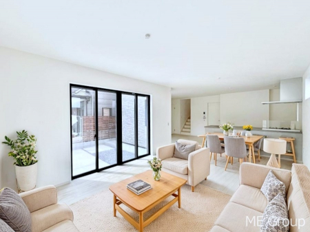 ���r���O�@�����`Living�`�@�Ƒ��̉�b��Ί炪�s���������r���O�ł��B�q���������Ă�p�����Ȃ���A�傫�ȃ\�t�@��_�C�j���O�e�[�u���ł������H���������肭�났�����􂻂�Ȗ������������Ԃł��I���Ƌ��CG�ł�