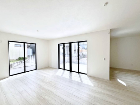 ���r���O�@�����`Living�`�@�O���̗��Ȃ��V���v���ł�������LDK�B�傫�ȑ�������������������ނ̂Ŏ��������邭�A�Ƒ��̌e���̏�Ƃ��ăs�b�^���ł��B�J�����Ɠ�������̗ǂ��𐥔񂲗����������I