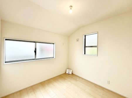 �q�������@�������Q�������`Bed Room�`�@�q�������͂��q�l�ɂƂ��đ�Ϗd�Ȗ���������܂��B�q����l�ŉ߂�����Ԃ�^���邱�ƂŁA�h���׋����Ԃ����R�Ƒ����܂����畔���̕Еt����|���Ȃǂ��������ƂɌq����܂��B