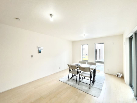 ���r���O�@�������Q�������`Living�` �L���ȗz�������̏ꏊ���Ƃ炵�����B �����邱�̋�Ԃ݂͂�Ȃ̏Ί炪�W���ꏊ�A����Y��A���邱�Ƃ̂Ȃ����킢���Ȃ���b���y���ގ��ԁA��������̎v�����Ԃ���ꏊ�B