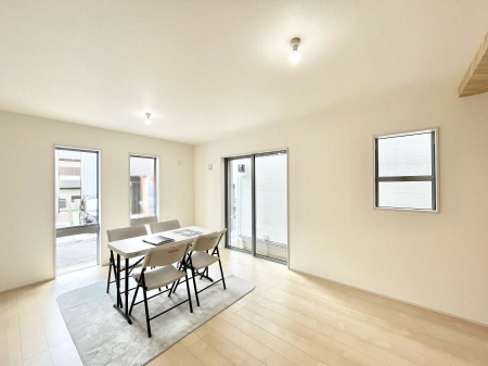 ���̑����ρ@�������Q�������`Living�`�@�O���̗��Ȃ��V���v���ł�������LDK�B�傫�ȑ�������������������ނ̂Ŏ��������邭�A�Ƒ��̌e���̏�Ƃ��ăs�b�^���ł��B�J�����Ɠ�������̗ǂ��𐥔񂲗����������I