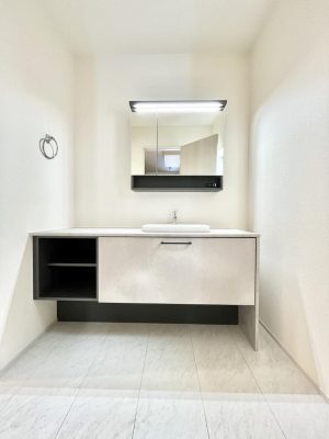 ���ʑ�E���ʏ��@�������Q�������`Dressing Room�`�@�\���ȑ傫���̐��ʑ�͎��[�����鎖�Ȃ���A�g�����Ȃ݃`�F�b�N�⎕�����ȂǁA���̍Q�����������Ԃł��z�e�����C�N�ȃX�y�[�X�ŗ]�T�Ƃ�Ƃ�������Ē����܂��B