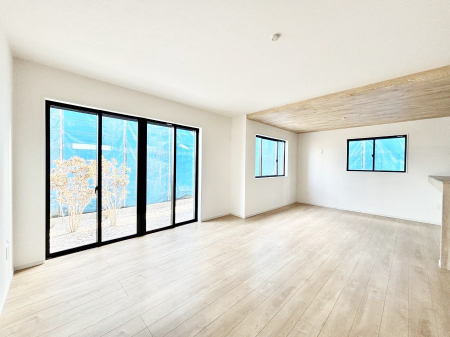 ���r���O�@�傫�ȑ����炽���Ղ�̗z���ƕ����������郊�r���O