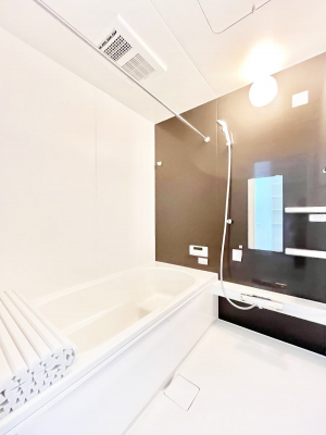 �����@������2�������`Bath Room�`�@����L�΂��ē������邱�Ƃ��\�I����̔�������M�d�ȃo�X�^�C���ł��B���q�l�Ƃ��ꏏ�ł��\���ȍL���Ȃ̂ŁA���r���O�Ƃ͈�����Ƒ��c�R�̂ЂƎ������y���݂��������܂��B