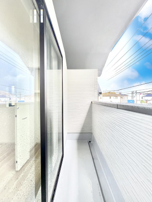 �o���R�j�[�@������2�������`Balcony�`  �傫�ȋ�Ɉ͂܂ꂽ�C�����̂����ƁB  �o���R�j�[��`�������ň��|�I�ȊJ�����ɕ�܂�܂��B  �o���R�j�[�͗z���������݂��z�c����󕨂��C�����悭�������Ƃ��ł��܂��B