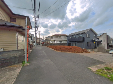 ���n�O�ώʐ^�@�`Exterior�`�@�O�ʓ��H�F�� 5.4m �����A�� 5.1m �����@�Z��n�ɂȂ��Ă���̂Ŏԗʂ����Ȃ��A�Â��ȗ��n�ł��B�q��Ċ����ǍD�ł������ӊ������킹�Ă��ē������Ē����܂��B