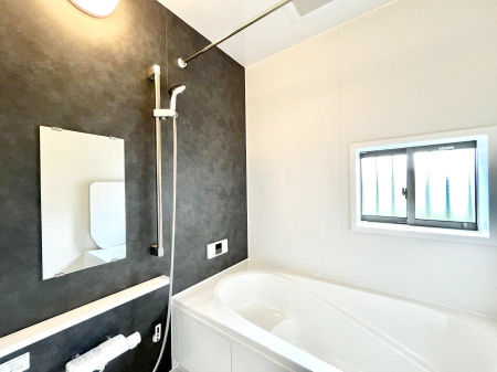 �����@������C�������`Bath Room�`�@�������������͋C�̗����Ŗ����Ɍ����ă��t���b�V���B���������@�\���t���Ă���̂ŗׂ̐���@�u����Ő􂢏オ�������󕨂��A�J�̓����V�C���C�ɂ������������邱�Ƃ��\�ł��B