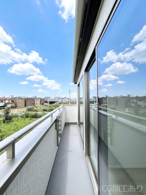 �o���R�j�[�@������C�������`Balcony�`  �傫�ȋ�Ɉ͂܂ꂽ�C�����̂����ƁB  �o���R�j�[��`�������ň��|�I�ȊJ�����ɕ�܂�܂��B  �o���R�j�[�͗z���������݂��z�c����󕨂��C�����悭�������Ƃ��ł��܂��B