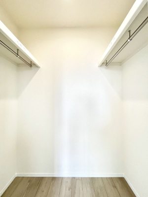 ���̑��@������C�������`Walk-in Closet�`�@��������̗m���������Ă��V���ɂȂ�ɂ����E�H�[�N�C���N���[�[�b�g�B�m���ȊO�ɂ��A���i�g��Ȃ��Ɠd��X�[�c�P�[�X�A�X�g�b�N�i�Ȃǉ��ł��Еt����������Ԃł��B