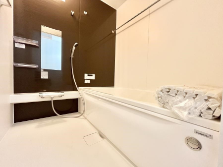 �����@������6�������`Bath Room�`�@����L�΂��ē������邱�Ƃ��\�I����̔�������M�d�ȃo�X�^�C���ł��B���q�l�Ƃ��ꏏ�ł��\���ȍL���Ȃ̂ŁA���r���O�Ƃ͈�����Ƒ��c�R�̂ЂƎ������y���݂��������܂��B