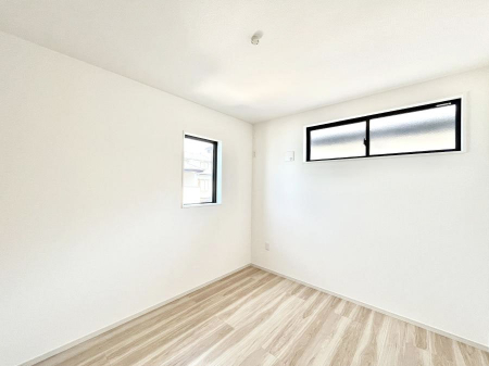 �q�������@������6�������`Bed Room�`�@�q�������͂��q�l�ɂƂ��đ�Ϗd�Ȗ���������܂��B�q����l�ŉ߂�����Ԃ�^���邱�ƂŁA�h���׋����Ԃ����R�Ƒ����܂����畔���̕Еt����|���Ȃǂ��������ƂɌq����܂��B