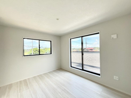 ���̑����ρ@�����`Bed Room�`�@�������������̂��ˌ��Ẵ����b�g�ł��B���Ƒ������������ƂŎ苷�Ɋ����Ă����Z�܂����ˌ��Ăł͊e�����v���C�o�V�[��ۂ��Ƃ��ł��܂��B�����d�l�ʐ^