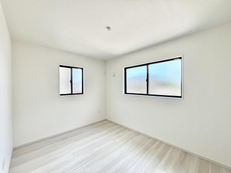 ���̑����ρ@�����`Bed Room�`�@���₩�Ȍ����������ގ����ɂ́A���₩�Ȏ��Ԃ�����܂��B�x���ɂ́A������������ԂŎ����̎���y���ނ̂͂������ł����B�����d�l�ʐ^  