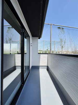 �o���R�j�[�@�����`Balcony�`�@�傫�ȋ�Ɉ͂܂ꂽ�C�����̂����ƁB�o���R�j�[��`�������ň��|�I�ȊJ�����ɕ�܂�܂��B�o���R�j�[�͗z���������݂��z�c����󕨂��C�����悭�������Ƃ��ł��܂��B