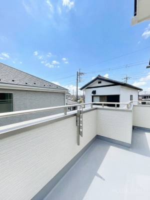 �o���R�j�[�@������A�������`Balcony�`�@������̃o���R�j�[�̑O�ɂ͉_�ȊO�ɑ��z���Ղ���̂�����܂���B�����󕨂������₷���A����薾�邭�C�����̂������������Ă��܂��B�g���₷���J���I�ȃo���R�j�[�ł���