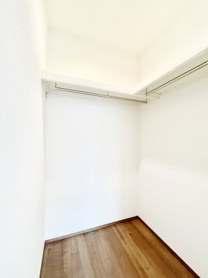 ���̑��@������A�������`Walk-in Closet�`�@��������̗m���������Ă��V���ɂȂ�ɂ����E�H�[�N�C���N���[�[�b�g�B�m���ȊO�ɂ��A���i�g��Ȃ��Ɠd��X�[�c�P�[�X�A�X�g�b�N�i�Ȃǉ��ł��Еt����������Ԃł��B