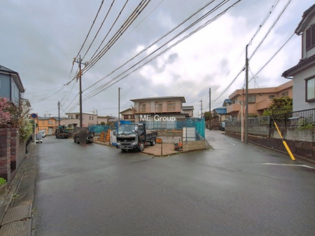 ���n�O�ώʐ^�@�`Exterior�`�@�O�ʓ��H�F�쓌 6m �����A�k�� 4m �����@��w�̈�ˌ��Ă𒆐S�Ƃ����X���݂����R�Ƒ����A���ӂ͍��������������Ă��Ȃ��̂ŁA�΂̑����ՐÂȎ����������ł��B