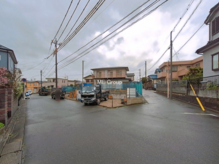 ���n�O�ώʐ^�@�`Exterior�`�@�O�ʓ��H�F�쓌 6m �����A�k�� 4m �����@��w�̈�ˌ��Ă𒆐S�Ƃ����X���݂����R�Ƒ����A���ӂ͍��������������Ă��Ȃ��̂ŁA�΂̑����ՐÂȎ����������ł��B