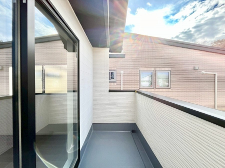 ���̑����ρ@�����`Balcony�`�@�傫�ȋ�Ɉ͂܂ꂽ�C�����̂����ƁB�o���R�j�[��`�������ň��|�I�ȊJ�����ɕ�܂�܂��B���R�������d�l�ʐ^    