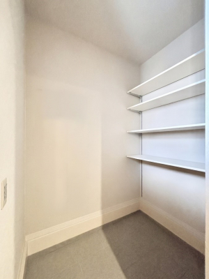 ���̑����ρ@�����`Shoes Cloak�`�@���։��ɃV���[�Y�C���N���[�N�t���A�J���O�֎Ԃ�u���Ă��]�T�̍L���@�����d�l�ʐ^  