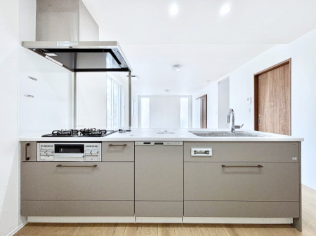 �L�b�`���@������No.1���`Kitchen�`�@��b���e�ރ��r���O�A�������������Ȃ�L�b�`���B�Ƃ́A�������������ł͂Ȃ��A��炵��������A���K�ɂ���ꏊ�B�Ί�̖����A���炬�̓��X�̂��߂ɁA�ŐV�̐ݔ��E�d�l���̗p�B