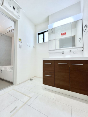 ���̑��@�����`Dressing Room�`�@���邭����������p�E�_�[���[���B�����g���ꏊ�����炱���A���K�ȋ�ԂƂȂ��Ă���܂��B�V�����v�[�h���b�T�[���̗p���Ă���܂��̂ŁA���V��������y�ɏo���܂��B