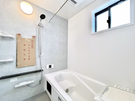 �����@�����`Bath Room�`�@�������Ƒ���L�΂��ē������邱�Ƃ��\�I����̔�������M�d�ȃo�X�^�C���ł��B���q�l�Ƃ��ꏏ�ł��\���ȍL���Ȃ̂ŁA���r���O�Ƃ͈�����Ƒ��c�R�̂ЂƎ������y���݂��������܂��B