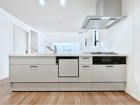 �L�b�`���@�����`Kitchen�`�@��b���e�ރ��r���O�A�������������Ȃ�L�b�`���B�Ƃ́A�������������ł͂Ȃ��A��炵��������A���K�ɂ���ꏊ�B�Ί�̖����A���炬�̓��X�̂��߂ɁA�ŐV�̐ݔ��E�d�l���̗p�B